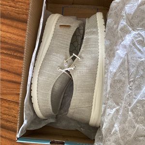 Brand New Youth Size 1 Lenin Beige Wendy Youth Hey Dudes